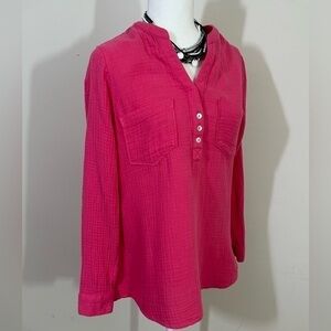 More sz sm top in a bright pink   Slight texture to the fabric V neck